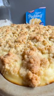 Ein kleiner Quark Krümelkuchen (oder auch Streuselkuchen) mit „Boah, wie lecker ist der denn“ Effekt – für zwischendurch oder einfach, wenn man nur ein kleiner Haushalt ist. Man möchte ja nicht immer tagelang am selben Kuchen essen. Wobei sich so ein kleiner Quark Streuselkuchen auch super einfrieren lässt. Wer eine größere Variante braucht, z.B. auf dem Großen Ofenzauberer PLUS (auch „James“ genannt), verdoppelt die Mengenangaben einfach.
Zutaten Streusel:
· 1/2 Pk. Backpulver
· 1 Ei (M)
· 100 g Zucker
· 125 g kalte Butter
· 1 TL Vanillezucker
· 300 g Mehl
· 1 Pr. Salz
 
Zutaten Quarkcreme:
· 500 g Quark
· 1 Ei (M)
· 100 g Zucker
· 1/2 Pk. Vanillepuddingpulver
 
Zubereitung Quarkcreme:
➡️Alle Zutaten in einen Mixer, z.B. den Up and Down (auch „UDO“ genannt) geben.
➡️Solange verrühren, bis eine homogene Creme entstanden ist.
➡️Diese wird später auf dem Boden verteilt.
 
 
Zubereitung Streusel:
➡️Alle Zutaten schnell zu einem Streuselteig verkneten
➡️den Ofenzauberer PLUS etwas einfetten
➡️gut die Hälfte der Streusel als Boden auf den Ofenzauberer drücken (ich habe die Teigrolle dafür zu Hilfe genommen)
➡️dann die Quarkcreme (Zubereitung siehe weiter unten) auf dem Boden verteilen
➡️die restlichen Streusel auf der Quarkcreme verteilen
➡️Backofen auf 180 Grad O/U-Hitze vorheizen
➡️auf unterster Schiene, auf einem Gitter den Kuchen ca. 30 min backen
➡️wenn er anfängt leicht braun zu werden, dann ist er genau richtig
➡️herausnehmen und auf dem Ofenzauberer auf einem Gitter auskühlen lassen
 
Viel Spaß beim Nachmachen – am besten gleich speichern.
Ich freue mich immer über ein ❤️ und
wenn du Fragen hast oder an UDO, Ofenzauberer, Teigrolle,… interessiert bist, dann schreibe 💌 mir einfach.