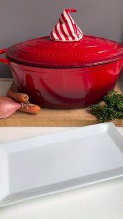 Anzeige | Ein Klassiker - Rouladen
Wenn der Herr Sohn Semesterferien hat, gibt es das volle Fleischprogramm 😂
So habe ich sie gemacht:
Rouladen (ich hatte 6 Stk. aus der Oberschale)
Dijon-Senf (jeder andere geht auch)
Frühstücks-Bacon (2 Scheiben pro Roulade)
Gewürzgurken (1 pro Roulade)
1-2 Schalotten 
Salz, Pfeffer
Zwirn zum umwickeln, damit sie nicht auseinander fallen.
Butterschmalz zum Anbraten 
600 ml Rinderfond 
300 ml Rotwein
3-4 Möhren in Stücke
1 Porree 
2 (rote) Zwiebeln in Stücke
1 Stück Sellerie 
 
Rouladen mit Senf bestreichen und mit Salz & Pfeffer würzen
Schalotten Würfel drauf
Bacon drauf legen
Gewürzgurke ans Ende legen und aufrollen.
Mit Zwirn fixieren.

In einem großen Bräter (meiner ist von @gusskoenigin ) Butterschmalz erhitzen
Rouladen von allen Seiten scharf anbraten. Möhren, Sellerie und Zwiebeln dazu.
Mit Rinderfonds und Rotwein löschen
Auf kleiner Flamme mindestens 2 h köcheln lassen.
(Ich bereite die Rouladen immer einen Tag vorher zu)
Dann vorsichtig die Sauce pürrieren und abschmecken.

Heute mal mit Kartoffeln, Erbsen und Möhren.
Gerne auch Klöße oder Spätzle und Rotkohl 

Was ist deine Lieblingsbeilage zu Rouladen?

#rinderrouladen #rouladen #familienessen #leckeressen #soulfood