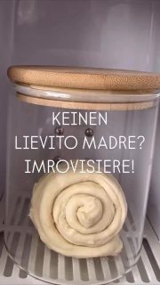 Ein Brot, dass ich schon mal gebacken habe und das wir echt lecker fanden, benötigt 
120 g Lievito Madre. 
Den habe ich aber gerade nicht. 
Lievito Madre wird ja bekanntlich wie folgt gefüttert:
1 Teil LM (100 g)
1 Teil Mehl (100 g)
45-50% vom Mehlteil als Wasser (45-50 g).
Normaler Sauerteig besteht ja meistens aus gleichen Anteilen Wasser & Mehl.
Also habe ich 45 g Wasser, 50 g aktiven Weizensauerteig und 100 g Weizenmehl genommen und das zu einem Teig verknetet, der die Konsistenz eines LM hat. Den Teig habe ich lang gezogen und zu einer Schnecke aufgerollt und bei 27 Grad dann knapp 4 Stunden gehen lassen (im Homesourdough von @brodandtaylor.de ). In der Zeit hat er ordenlich an Volumen zugelegt. 120 g von dem super aktiven Teig habe ich dann für mein Brot verwendet. Den Rest davon habe ich in den Kühlschrank gestellt (der wird als LM weiter aufgefrischt in 7-10 Tagen).
Du kannst aber auch langsamer deinen Sauerteig zu einem LM umzüchten.
Habe das auf meiner Homepage www.sandras-Kochblog.de (Link in der BIO)

#lievito #lievitomadre #sauerteig #sourdough