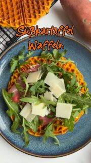 *Werbung | Eine Waffel geht immer
Und das gilt auch für diese super leckeren, herzhaften Süßkartoffel Waffeln
Beleg sie mit deinen Lieblingszutaten. Wir haben es in folgenden Varianten gemacht:
🥣Remoulade, Geräucherter Sportschinken, Rucola, Parmesan
🥣Hotdog Sauce, Gekochter Schinken, Gouda, Tomate, Gurke
🥣Tomaten, Mozzarelle, Babyspinat
 
🛒Für 4 Personen – ca. 10 Waffeln – brauchst du:
 
🥄6 Eier
🥄300 g Kräutercremefraîche
🥄600 g gegarte Süßkartoffel (ich habe sie im Backofen gemacht – gibt ein schönes Röstaroma)
🥄4 große Zwiebeln in Würfel angebraten (oder mit in den Backofen geben)
🥄1 EL Gartenkräuter (oder Kräuter deiner Wahl)
🥄2 TL Salz
🥄300 g geriebener Gouda
➡️Alle Zutaten abwiegen (ich WILFA Küchenwaage MAX KS2B-10)
➡️Alles in einen Mixer geben und pürieren (ich WILFA Standmixer Powerfuel XL PB1B-P2000)
🥄120 g Mehl
➡️einrieseln lassen
 
➡️Waffeleisen (ich WILFA Waffeleisen Single Joy WM5B-200) etwas fetten und vorheizen
➡️Portionsweise Waffeln backen.

#waffel #waffeln #süsskartoffel #süsskartoffelwaffeln #wilfa