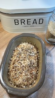 Mehrkornbrot mit Roggenanteil
Man kann dieses Brot auf 2 Weisen machen: mit Sauerteig oder mit Hefe.
Ich habe beides schon ausprobiert, aber mit Sauerteig schmeckt es uns besser.
Gebacken habe ich es im Zaubermeister – mein kleiner, persönlicher Steinofen im Backofen – ohne Vorheizen (Energie-Effizient).
Wenn du die Hefevariante möchtest, dann schreibe in den Kommentar Hefe, dann schicke ich es dir (kommt aber nicht sofort, sondern wenn ich online bin)
 
🥣für den Zaubermeister
🥄etwas Butterschmalz
🥄Reismehl
 
🥣Sauerteig am Abend vorher füttern:
🥄15 g Anstellgut
🥄45 g Weizenmehl Typ 1050
🥄45 g Wasser
 
🥣Autolyseteig:
🥄225 g Weizenmehl 150
🥄70 g Dinkelvollkornmehl
🥄210 g Bier alkoholfrei
➡️Kurz verrühen, bis keine Mehlnester mehr da sind und
⏰ 30 min abgedeckt entwickeln lasse
 
🥣Hauptteig
🥄Autolyseteig
🥄95 g Sauerteig
🥄120 g Roggenmehl Typ 1150
🥄50 g Bier alkoholfrei
🥄60 g Quark
🥄75 g Saaten (z.B.:Leinsamen, Seesam, Hanfsamen, Kürbis- & Sonnenblumenkerne)
🥄10 g Salz
➡️Alles kurz verkneten, bis der Teig gut zusammen gekommen ist – er ist eh nicht so stretchig, da Roggen- und Vollkornmehl enthalten ist
➡️Umfüllen in eine leicht geölte Schüssel mit Deckel
➡️An einem warmen Ort (24-26°) ca. ⏰ 6 Std gehen lassen (kein Dehnen & Falten!), bis er sich deutlich im Volumen vergrößert hat und Blasen zeig – ist es kälter, dauert es länger
➡️Teig auf eine leicht bemehlte Arbeitsfläche geben
➡️Kurz länglich falten wie im Reel zu sehen, so dass der Verschluss nach oben zeigt
➡️Den Zaubermeister mit etwas Butterschmalz fetten & Reismehl bestreuen
➡️Laib mit Hilfe einer Teigkarte in den Zaubermeister setzen, Deckel drauf und
➡️Auf einem Gitter, unterste Schiene in den ‼️KALTEN‼️ Ofen setzen
🔥Auf 250° O/U-Hitze stellen
⏰Für 50 min backen
🔥Deckel ab, Hitze auf 200° Grad reduzieren
⏰Ca. 10 min für die Bräune
➡️Vorsichtig auf ein Gitter stürzen und auskühlen lassen

#sauerteig #sauerteigbrot #sourdough #sourdoughbaking