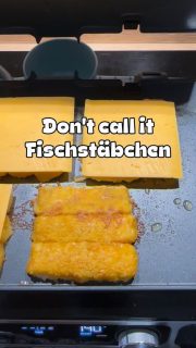 Filet-O-Fish Burger
Wer kennt sie nicht vom goldenen M?
Man kann sie so einfach nachmachen und sie sind mega lecker!
Pro Burger brauchst du einen Burger Bun, 3 Fischstäbchen, 1 Scheibe Cheddar und etwas kleingeschnittenen Romanasalat.
Die Sauce findest du auf meiner Homerpage www.sandras-kochblog.de (link in der BIO) oder kommentiere mit Sauce, dann schicke ich dir das Rezept.
Unbedingt ausprobieren – das geht so schnell!!!

#filetofish #burger #viralfoodreels #foodie