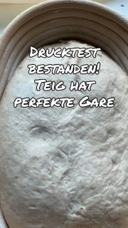 Bierbrot mit Lievito Madre
 
🥣 Lievito Madre auffrischen am Vorabend:
🥄40 LM (ca. 2 Stunden vorher aus dem Kühlschrank genommen)
🥄30 lauwarmes Wasser 
🥄60 g Weizenmehl Typ 550
➡️ alles gut verkneten,
➡️ in ein Glas geben, Deckel auflegen und
⏰ bei Raumtemperatur über Nacht gehen lassen bis er sich verdopptelt hat
 
🥣 Hauptteig am nächsten Vormittag:
🥄300 g Weizenmehl Typ 550
🥄200 g Weizenmehl Typ 65
🥄50 g Weizenvollkornmehl
🥄330 g Bier
🥄40 g Wasser
🥄130 g Lievito Madre
🥄10 g Salz
➡️ Mehl + Lievito Madre auf Stufe 3 verkneten und dabei langsam Bier & Wasser dazu geben
➡️ in Summe ca. 5 min kneten, dann 5 min Pause
➡️ dann noch mal ca. 3 min weiter kneten auf Stufe 3, dabei das Salz dazu geben, Teig im Auge behalten (Fenstertest)
➡️ in eine Schüssel mit Deckel umfüllen
⏰ 2 Stunden Ruhe, dabei nach 30, 60 , 90 min Dehnen & Falten, nach 120 min ein Coil Fold
⏰ weitere 2-3 Stunden Ruhe, bis der Teig schön wobbelt und Blasen zeigt
➡️ Teig auf die Arbeitsfläche geben und vorformen, dabei auf Spannung bringen
⏰ 30 min entspannen lassen
➡️ Teig zu einem Laib formen, in ein bemehltes Gärkörbchen geben, Haube drauf
⏰ bis zum nächsten Morgen in den Kühlschrank geben
 
🔥Ofen auf 250° O/U-Hitze vorheizen mit gusseisernem Topf für mind. 45 min
➡️ Laib direkt aus dem Kühlschrank auf Backpapier stürzen, Muster ritzen, in den Topf setzen, Deckel drauf
⏰Für 5 min backen, dann den Hauptschnitt machen
⏰Für 15 min bei 250° 
🔥runter auf 200°
⏰Für 20 min bei 200°
🔥Deckel ab
⏰Ca. 10 min für die Bräune
➡️Vorsichtig auf ein Gitter setzen und auskühlen lassen

#lievitomadre #sauerteigbrot #brot #brotbacken