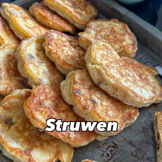 Karfreitag Tradition Struwenessen!

Struwen sind ein traditionelles westfälisches Hefegebäck, das besonders im Münsterland tief verwurzelt ist und traditionell am Karfreitag gegessen wird.

Vor über 1000 Jahren entstanden, waren Struwen ursprünglich eine sättigende Fastenspeise, die trotz Fleischverbot an Karfreitag eine warme Mahlzeit bot.

Die Bezeichnung stammt vom altsächsischen/altniederdeutschen Begriff struva ab, was „etwas Gekräuseltes“ oder „struppig“ bedeutet, vermutlich bezogen auf die Form beim Ausbacken in der Pfanne.

Struwen besteht aus einem leicht gesüßten Hefeteig, der Löffelweise in Fett ausgebacken wird.

🛒 Zutaten für ca. 15 Stück
🥄 500 g Mehl 
🥄 380 g Milch
🥄 40 g Zucker
🥄 4 g Salz
🥄 1 Ei
🥄 42 g frische Hefe
🥄 125 g Rosinen 
➡️Milch leicht erwärmen und Hefe darin auflösen 
➡️Mehl in eine Schüssel sieben und alle Zutaten dazu
➡️alles zu einem dickflüssigen Teig verrühren 
➡️eine gute Stunde gehen lassen 
➡️etwas Fett in einer Pfanne erhitzen 
➡️mit einem Löffel 4-5 Teigportionen in die Pfanne setzen und zu leicht gebräunten Plätzchen von ca. 10 cm Durchmesser ausbacken 

➡️Warm servieren mit Puderzucker, Zimtzucker oder Apfelmus
💡Schmecken auch noch kalt 
💡Man kann die Rosinen auch weglassen 😉

#struwen #karfreitag #tradition #westfalen #münsterland