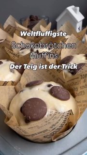 Diese Schokobrötchen im Muffin-Style sind der absolute Oberhammer! 😋
An Fluffigkeit kaum zu überbieten.
Der Teig ist in der Herstellung eher etwas klebrig, feucht unterwegs, aber davon sollte man sich nicht abschrecken lassen.
DAS ist gerade genau DAS, warum das Ergebnis einfach so 🤩UNFASSBAR 🤩gut ist.
 
❤️600 g Weizenmehl (Typ 550)
🥛300 g Milch
❤️90 g Öl (z.B. Biskin mit Buttergeschmack)
❤️60 g Zucker
❤️21 g frische Hefe
❤️5 g Salz
❤️1 Ei
 
👉Ca. 10 min miteinander verkneten. Ich habe es mit einer Knetmaschine auf Stufe 2 gemacht.
👉Den Teig in eine leicht geölte Schüssel mit Deckel umfüllen (am Besten mit Hilfe eines Teigschabers)
👉und gehen lassen, bis sich das Volumen verdoppelt hat
👉Eine Teigunterlage mit etwas Reismehl bestreuen und
👉den Teig mit Hilfe eines Teigschabers aus der Schüssel holen.
👉Den Teig mit leicht geölten Fingern zu einem Rechteck auseinander ziehen.
🍫200 g Schokotropfen auf den Teig geben
👉Den Teig übereinanderschlagen, aufrollen und falten, bis sich die Schokotropfen gut verteilt haben.
👉Eine Muffinform mit Papierförmchen auslegen
👉Eine 36 cm lange Teigwurst formen und 12 gleichgroße Stücke mit eine Teigkarte abstechen
👉Jedes Stück rund wirken und dann in eine Papierform legen
👉30 min Ruhe gönnen
👉Ofen auf 165 Grad Ober-Unterhitze vorheizen
👉Die Muffins mit Milch bestreichen und ich habe noch jeweils 3 große Schokochips auf jeden Muffin gesetzt.
👉Ca. 25 min backen, bis sie anfangen braun zu werden (ist ein Richtwert – bitte halte Deine Muffins im Blick)
👉Kurz in der Form auskühlen lassen und dann auf ein Gitter setzen und dort komplett auskühlen lassen oder schon lauwarm naschen😉.
 
Viel Spaß beim Ausprobieren und Nachbacken 😉
Gleich abspeichern und liken ❤️.
👉 Neugierig geworden auf den James /Teigroller oder Streufix ? dann schreibe mir gerne eine DM für mehr Infos.
👉 Möchtest du gleich losshoppen? Du findest den Link zu meinem Shop in meiner Bio – oder schreibe mir und ich schicke dir den Link persönlich.
👉 Hast du Fragen? Dann melde dich sehr gerne bei mir. 💌

#easyrecipes #schokobrötchen #muffins #foodlover #viralfoodreels