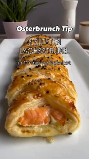 Hingucker für den Osterbrunch
Diesen Lachsstrudel hast Du ganz schnell und einfach vorbereitet.
🛒 Zutaten 
🥄 1 Rolle Blätterteig, 
🥄 1 Packung geräucherter Lachs
🥄 1/2 Pk. Kräuterfrischkäse
🥄 etwas Ei zum bepinseln und 
🥄 gelben und schwarzen Sesam zum Bestreuen (Ei & Sesam optional für die Optik!)
🥄 etwas frischer Dill (alternativ getrockneter)
🔥Bei 200 Grad O/U-Hitze
⏰ ca. 25 min. Goldbraun backen 
🤤🤤🤤 Richtig lecker!
📨 Schicke diese Idee unbedingt an einen Lachsfan! 
💡Du kannst den Lachs auch durch andere Dinge ersetzen und die Frischkäsesorte einfach anpu

#einfacherezepte #viralfoodreels #lachsstrudel #lachs #salmon