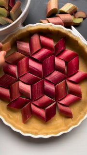 Diese leckere Rhabarber Tarte mit Vanillebett überzeugt sogar Nicht-Rhabarber-Liebhaber (so wie ich zum Beispiel 😜).
Wer es süß mag, sollte zusätzlich noch etwas Zucker auf den Rhabarber geben.
Letztes Jahr ist dieses Rezept schon mega bei euch angekommen. Darum heute noch einmal.

Wenn du das Rezept möchtest, kommentiere mit Rhabarber oder schau auf meiner Homepage www.sandras-Kochblog.de - Link in der BIO.
Unter Umständen dauert es etwas, da ich das Rezept persönlich schicke und keinen BOT laufen habe. Hier wird noch persönlich und mit Liebe 🧡 gearbeitet.
Schönes Wochenende!

#tarte #rhabarber #vanille #streusel