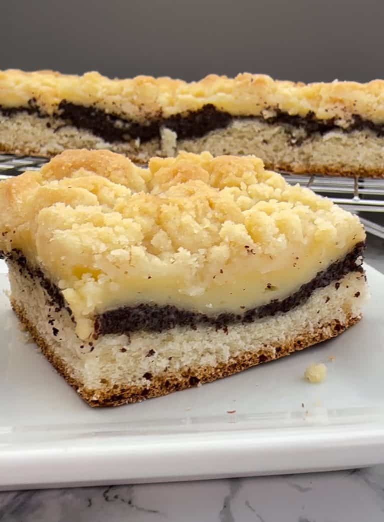 Mohnkuchen mit Pudding und Streusel