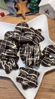 Selbstgemachte Lebkuchen – Soft und Lecker!
Ich habe mir Silikonformen dafür besorgt – ja ich weiß – darüber scheiden sich die Geister, aber sie werden ja auch nicht bei so hoher Temperatur gebacken.
Die Familie ist jedenfalls begeistert von dem Ergebnis. Aus dem Rezept habe ich 18 Stück bekommen – zu Überziehen aller 18 Stück benötigst du ca. 300 g Zartbitterkuvertüre.
 
100 g Sahne
120 g Milch
150 g Waldhonig
4 EL Öl
In einem Topf leicht erwärmen, dass sich der Honig mit den anderen Zutaten vermengt
 
350 g Mehl
50 g Mandelmehl
150 g brauner Zucker
30 g Backkakao
2 TL Backpulver
1 geh. TL Zimt
10 g Lebkuchengewürz
Miteinander vermengen.
Dann das Sahne-Milch-Honig-Öl-Gemisch dazu geben. Ich habe erst noch mit einem Schneebesen im Anfang vermengt, bin dann aber auf einen Teigschaber umgestiegen. Du kannst natürlich auch gerne die Hände nehmen.
Alle sollte zu einem homogenen Teig verknetet werden. Damit es fürs Reel schön aussieht, habe ich versucht den Teig mit einem Spritzbeutel in die leicht gefetteten Silikonformen zu geben. Das ist aber sehr schwergängig, da der Teig dafür doch zu fest ist. Letztenendes habe ich die Finger genommen und den Teig in die Form gedrückt. Wenn man die Finger immer mal wieder leicht anfeuchtet, dann geht das wunderbar.
Im vorgeheizten Backofen 180 Grad Ober-Unterhitze ca. 20 min backen (das ist ein Richtwert! Schau einfach, wie es dem Lebkuchen geht und mach ggf. eine Stäbchenprobe)
Den Lebkuchen ca. 5 min in der Silikonform auskühlen lassen, dann auf ein Gitter stürzen und die Form vorsichtig entfernen – eigentlich sollten sie sich leicht und ohne Rückstände lösen.
Lass sie komplett auskühlen, bevor du sie mit Zartbitterkuvertüre überziehst. Sie schmecken auch schon ohne Schokoladenüberzug hervorragend!
Lagere sie in einer Keksdose und lass sie gerne ein paar Tage ziehen. Sie werden mit jedem Tag besser!
Speicher dir gerne das Rezept ab und probiere es aus! Viel Spaß dabei!

#lebkuchen #gingerbread #weihnachtsbäckerei #backen #soulfood #easy