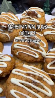 Marzipan Walnuss Cookies
Der absolute Geschmackshammer auf deinem Plätzchenteller und mal was ganz anderes. Sie sind super soft und total saftig durch den enthaltenen Möhrentrester, ein Nebenprodukt, wenn du dir z.B. ACE-Saft im Slow Juicer zubereitest. So hast du neben gesundem Saft auch noch geniale Kekse.
 
Für ca. 38 Stück brauchst du
150 g weiche Butter
40 g braunen Zucker
40 g weißen Zucker
2 Eier
1 Prise Salz
250 g Mehl
1 TL Backpulver
1 Pk. Orangenzucker
100 g geraspeltes Marzipan
100 g gehackte Walnüsse
200 g Möhren-Apfeltrester (größte Anteil ist Möhre: ich hatte 150 g Möhre & 50 g Apfel)
 
Eier mit Zucker schaumig schlagen
Butter nach und nach unterrühren
Dann alle anderen Zutaten ebenfalls dazu und dann mit den Händen oder einem Teigschaber zu einem festen Teig verkneten
Ofen auf 180 Grad Ober-/Unterhitze vorheizen
Mit einem kleinen Portionierer Kugeln auf ein mit Backpapier belegtes Blech setzen – ich nehme immer Stoneware ohne Backpapier
Die Kugeln mit angefeuchtetem Finger etwas plattdrücken – eine Walnuss draufsetzen (optional)
Die Stoneware auf unterster Schiene auf einem Gitter einschieben und ca. 25 min backen (bei einem Blech die mittlere Schiene wählen und dann wird es wahrscheinlich schneller gehen)
Sie sind fertig, wenn sie langsam anfangen braun zu werden.
Sie sollten noch etwas soft sein (du kannst sie aber auch länger drin lassen, dann werden sie knuspriger – wir mögen soft)
Auf einem Gitter auskühlen lassen.
 
Fall du auch so geniale Stoneware oder einen Slow Juicer möchtest, dann schreibe mir gerne eine DM.

‼️‼️Die Slow Juicer sind noch bis zum 8.12. bis zu 35% reduziert und mit SandrasKochblog10 bekommst du noch mal Prozente on top.‼️‼️

Das wäre doch ein tolles Weihnachtsgeschenk – sowohl Slow Juicer, als auch Stoneware!

#cookies #marzipan #trester #slowjuicer #hurom #hurompower