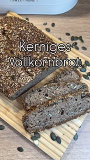 Heute mal ein Brot mit Biss
Viele Körner und gesundes Vollkornmehl. ‼️Mit diesem Brot beginnst du am besten am Vorabend, dann kann alles über Nacht in Ruhe gehen.‼️
Am nächsten Morgen wird dann der Hauptteig hergestellt, der sehr weich ist und auch so bleibt. Ich habe das Brot daher im Ofenmeister gebacken.
Es ist richtig lecker mit einer herrlichen, leichten Säure durch die Gehzeit und dem Roggenanteil. Eine leckere Abwechslung zu den Broten der letzten Wochen.
 
Am Abend vorher ansetzen und dann 8-12 Std. bei Raumtemperatur gären/quellen lassen.
 
Sauerteig-Vorteig
🥄20 g Sauerteig 
🥄100 g Wasser (ca. 35 Grad warm)
🥄100 g Roggenvollkornmehl
➡️Anstellgut in ein Weckglas 1 l geben, Wasser dazu und gut verrühren (aufschlämmen)
➡️Danach das Mehl dazugeben und alles klümpchenfrei verrühren.
➡️Deckel auflegen, bei Raumtemperatur quellen bzw. gären lassen.
 
Quellstück
🥄40 g Leinsamen
🥄40 g Sonnenblumenkerne
🥄40 g Kürbiskerne
🥄40 g Sesamsamen
🥄90 g Wasser
➡️Alles in eine Schüssel geben, gut durchmischen, Deckel drauf und quellen lassen.
 
Autolyse
🥄400 g Weizenvollkornmehl Type
🥄250 g Wasser
🥄12 g Salz
➡️Wasser, Salz und Mehl in eine Schüssel geben und alles gut vermischen, bis keine Mehlnester mehr zu sehen sind.
➡️Den Autolyseteig mit einem Deckel verschließen und gären lassen.
 
Hauptteig
🥄Autolyseteig
🥄Sauerteig Vorteig
🥄Quellstück
🥄20-50 g Wasser (Bassinage)
➡️Alle Zutaten in der Küchenmaschine 5 min zu einem Teig kneten.
➡️Danach das Rest-Wasser (Bassinage) nach und nach dazugeben und vollständig unter den Teig kneten (Teig ist sehr sehr weich).
➡️Den Teig in eine große Schüssel legen, zudecken und 3 Std. bei Raumtemperatur gären lassen.
 
Backen
➡️Nach der Gärzeit den Teig in den gefetteten, bemehlten und mit Saaten eingestreuten Ofenmeister geben (mit Hilfe eines Teigschabers)
➡️Deckel drauf und 40-50 Min. bei Raumtemperatur ruhen lassen.
➡️In der Zwischenzeit den Backofen auf 250 Grad Ober/Unterhitze vorheizen.
➡️Dann für ca. 50 min backen
➡️Runter auf 200 Grad und noch mal 5-10 min für die Bräune
➡️Auf ein Gitter stürzen und auskühlen lassen

Viel Spaß beim Nachbacken!
Du brauchst einen Ofenmeister? Schreib mir einfach 📨

#vollkorn #brot