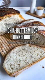Chia-Buttermilch-Zwilling
Chiasamen und Buttermilch sind gut für deinen Darm. Die milde Säure in der Buttermilch macht den Teig bekömmlicher und hilft dem Darm, Nährstoffe besser aufzunehmen. Neben dem positiven Effekt auf den Darm liefert Buttermilch Kalzium, wichtige B-Vitamine und Zink bei sehr niedrigem Fettgehalt. 
Chiasamen haben hohe Anteil an Omega-3-Fettsäuren und einen hohen Ballaststoffgehalt (löslichen Ballaststoffe unterstützen eine gesunde Darmflora), Chiasamen fördern die Verdauung und regen die Darmtätigkeit an. Chiasamen liefern wertvolle Nährstoffe wie Kalzium, Kalium und Magnesium. 
Ein weiterer positiver Effekt ist, dass das Brot länger frisch bleibt.
Du brauchst folgendes:
Quellstück:
🥄30 g Chiasamen
🥄100 g heißes Wasser
➡️ Ca. 30 min quellen lassen
 
Hauptteig:
🥄500 g Dinkelmehl 630
🥄5 g Hefe
🥄10 g Honig
🥄10 g Salz
🥄10 g Öl
🥄150 g Buttermilch
🥄180 g Wasser
🥄Quellstück
 
➡️ Zu einem Teig verkneten, in eine Schüssel mit Deckel füllen und an einem warmen Ort gehen lassen (ich nehme gerne die mittlere Edelstahlschüssel dafür)
Bei mir hatte sich der Teig nach ca. 4 Stunden im Volumen deutlich vergrößert (wenn du nicht so lange warten möchtest, dann musst du mehr Hefe nehmen).
➡️ Dann den Teig auf eine leicht bemehlte Arbeitsfläche geben, in 2 Teile teilen und jedes Stück rund wirken
➡️ 1 Stück mit Wasser besprühen und mit Chiasamen bestreuen und leicht andrücken
➡️ Den Ofenmeister leicht einfetten und bemehlen (ich nehme immer Reismehl)
➡️ Die beiden Stücke hineinsetzen, Deckel drauf noch mal 30-60 min ruhen lassen (sollten sich deutlich vergrößert haben)
➡️ Einschneiden, Deckel wieder drauf und in den vorgeheizten Backofen 230 Grad O/U-Hitze auf einem Gitter unterste Schiene ca. 50 min backen
➡️ Dann runter auf 200 Grad, Deckel ab und noch mal 5-10 min für die Bräune
➡️ Auf ein Gitter stürzen und auskühlen lassen.
 
Falls du den Ofenmeister näher kennenlernen möchtest, dann kommentiere gerne mit „Ofenmeister“ oder schreibe mir eine Nachricht 📨

#brot #gesundernähren #darmflora #dinkelbrot #brotbacken