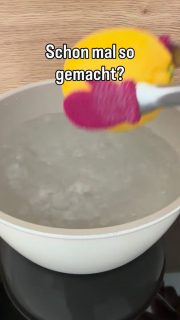 Mal so ganz anders Geschmack in den Kuchen bringen!
1 Bio Zitrone 🍋 unbehandelt!!! mit einer Schale, die zum Verzehren geeignet ist, 15 Minuten in Wasser kochen. Das nimmt die Bitterstoffe aus der Schale.
Dann klein schneiden (Vorsicht! Es saftet ordentlich!) und Kerne entfernen.
Mit 90 g Öl pürieren und noch einen Schuss Milch von insgesamt 220 g Milch dazu geben.
Zur Seite stellen 
3 Eier mit
200 g Zucker hell schaumig schlagen 
Restliche Milch dazu und
320 g Mehl gemixt mit
1 Pk. Backpulver und noch 
die Zitronencreme 
Mit einem Schneebesen alles ordentlich vermengen 
Gugelhupfform 26er Durchmesser fetten
Ofen auf 180 Grad O/U-Hitze vorheizen 
50-60 min backen (nach 30 min vorsichtshalber mit Backpapier abdecken, damit er nicht zu dunkel wird)
Stäbchenprobe!
In der Form ca. 15 min auskühlen lassen, dann vorsichtig auf ein Gitter stürzen 
Auskühlen lassen 
3-4 EL Puderzucker mit 1-2 EL Zitronensaft-Wassergemisch verrühren (hab ein Verhältnis von 1:1 gewählt)
Auf dem Kuchen verteilen 
Mit Zitronenabrieb garnieren!
Schmeckt herrlich intensiv nach Zitrone 🍋!
Probier es unbedingt aus!

#zitronenkuchen #gugelhupf #backen #soulfood #backenistliebe