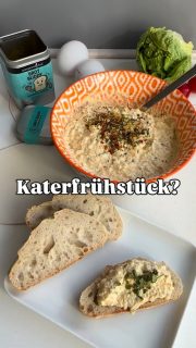 Als wenn ich es gestern geahnt hätte 🤭! Ich habe gestern mal 6 Eier gekocht (für Salat, aufs Brötchen, für Eiersalat,…)
Dachte mir „die gehen schon irgendwie weg!“
Und heute Morgen sind sie dann in meinen Fix & Easy Eiersalat gewandert.
Der Herr des Hause brachte heute Morgen einen herzhaften Belag 😜

Noch 120 g Mayo dazu
1 Quetscher Honig
1 TL Senf
Jetzt das absolute Muss:
1 gehäufter TL „Ei Ei Käpten“ (kannst du in meinem Pampered Chef Shop finden - Link in der Bio - Liebe 🧡 es!!! Oder Kommentiere mit Gewürz, dann schicke ich dir den Link)
Salz, Pfeffer 
Wenn du hast etwas Schnittlauch
3x 1 Sekunde mixen (ich mit dem Up and Down) oder mit der Gabel mixen.
Fertig ✔️!
So lecker 🤤 und mein Mann hat sich gefreut!
Es sind die kleinen Dinge, die das Leben schön machen 😉

#einfacherezepte #katerfrühstück #eiersalat #liebegehtdurchdenmagen #eieikäptn