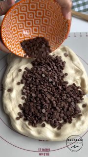 Schoko Brötchen
schon so oft gemacht. Sie werden immer mega fluffig und sind ratzifatzi aufgegessen. Da Jan gerade Semesterferien hat, gibt es natürlich all die schönen Dinge, die Muttis so zaubern können.
Wenn du auch zaubern möchtes, dann brauchst du
 
🛒 für ca. 12. Stück:
🥄440 g Mehl
🥄250 g Milch
🥄20 g Hefe
🥄100 g Zucker
🥄1/3 TL Salz
🥄70 g sehr weiche Butter
 
🥄150 -200 g Schokodrops
🥄Ei-Milch-Gemisch zum Bepinseln (1 Ei + 1 Schuss Milch)
 
 
➡️alle Zutaten (bis auf die Schokodrops) zu einem geschmeidigen, dehnbaren Teig verkneten (ca. 10 min)
➡️in einer abgedeckten, leicht geölten Schüssel ca. 1 Stunde gehen lassen, bis sich der Teig verdoppelt hat
➡️Teig auf eine Unterlage geben und die Schokodrops einarbeiten
➡️Teig in 12 gleichschwere Portionen teilen
➡️jede Portion zu einer kleinen Kugel rund wirken
➡️die rechteckige Ofenhexe leicht fetten & bemehlen
➡️Teigkugeln hineingeben, abdecken & ca. 30-45 min noch mal gehen lassen
➡️mit etwas Ei-Milch-Gemisch bepinseln
🔥Backofen auf 180° Ober-Unterhitze vorheizen
⏰auf einem Gitter, unterstete Schiene ca. 20 min mit Deckel backen
⏰Deckel runter nehmen und noch mal 5-10 min für die Bräune backen
➡️in der Form auskühlen lassen (man kann sie nach ca. 15 min auch herausnehmen und auf ein Gitter setzen)
 
Viel Spaß beim Ausprobieren
P.S.: Die Rechteckige Ofenhexe bekommst du bei mir. Schreibe mir gerne oder shoppe direkt los (Link zum Onlineshop in der BIO)

#schokobrötchen #fluffig #frühstück #foodie