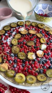 Obst Wähe
Eigentlich sollte es eine Zwetschgen Wähe werden. Ich hatte aber zu wenig Zwetschgen, darum mussten Blaubeeren & Johannisbeeren aushelfen.
Der Dünne Boden mit dem Guss ist einfach eine geniale Kombi. Das muss man mal gegessen haben!
 Ich backe meine Wähe immer auf dem Großen runden Stein. Darauf kann man auch schneiden und der Boden wird einfach genial darauf. Auf dem Tisch sieht die „White Lady“ auch gut aus. Falls du interessiert bist, schreib mir einfach oder schau im Onlineshop (Link in der Bio) oder kommentiere mit Lady.
Jetzt aber zu den Zutaten:
🛒Teig:
🥄200 g Mehl
🥄50 g gem. Mandeln
🥄75 g kalte Butter
🥄100 g Wasser
🥄1 TL Obstessig
🥄1 EL Zucker
 
🛒Belag:
🥄750 g Obst
🥄3 EL brauner Zucker
🥄2 EL gem. Mandeln
🥄3 EL Zucker
🥄2 TL Vanilleextrakt
🥄3 EL Mandelblätter
 
🛒Guss:
🥄150 g Milch
🥄100 g Schmand
🥄2 EL Stärke
🥄2 Eier
🥄3 EL Zucker
🥄2 TL Vanilleextr.
 
🥣Vorbereitung
➡️für den Boden
➡️alle Teig-Zutaten zu einem Teig kneten
 
🥣für den Guss
➡️Milch, Schmand & Stärke verrühren
➡️dann die Eier & Zucker unterrühren
➡️Guss über das Obst geben
➡️mit Mandelblätter bestreuen
 
🥣Fertigstellung
➡️Runden Stein fetten & bemehlen
➡️Teig  dünn darauf ausrollen
➡️mit 2 EL gem. Mandeln bestreuen
➡️Obst darauf verteilen
➡️mit braunem Zucker bestreuen
➡️Guss über das Obst geben
➡️mit Mandelblätter bestreuen
🔥 Backofen auf 200° Grad O/U-Hitze vorheizen
⏰auf mittlerer Schiene ca. 30 Minuten backen

Viel Spaß beim backen!
Was ist dein Lieblingsobst?

#einfacherezepte #wähe #obstkuchen #foodlover #foodie