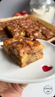 Apfel-Zimtswirl-Kuchen mit Hermann 
Super saftig - hohes Suchtpotenzial 
Unbedingt speichern 💾 und ausprobieren‼️
(Im 1. Kommentar stehen die Angaben für den Teig  ohne Hermann - alles andere bleibt gleich!)
Ich habe heute meinen 2. Teil Hermann verbacken, da es bald in den Urlaub geht und ich Hermann dann nicht brauche.
Das Rezept für den 1. Teil bin ich noch schuldig! Kommt aber noch.
Heute gab es diesen super saftigen Apfelkuchen mit Zimtswirl und Zucker-Milch-Guss
Bis auf 4 Stücke ist er schon weg 🙈

Du brauchst für die rechteckige Brilliance Antihaft Backform folgendes:
🥣Teig
60 g sehr weiche Butter
25 g Zucker
2 Eier (M)
1 TL Vanilleextrakt 
200 g ( bis 250 g) Hermann 
150 g Milch
245 g Mehl
1 Pk. Backpulver 
➡️ zu einem Rührteig vermengen 

🍎2-3 Äpfel in Würfel (z.B. Wellant od. Boskop)
2 EL Braunen Zucker 
1 TL Zimt
➡️ zum Teig geben & unterrühren 
➡️ Teig in die mit Backpapier ausgelegte Brilliance geben (ja Backpapier, dann kann man den Kuchen besser rausheben später und schneiden - das will man nicht der Form!)

🍥Zimt-Swirl:
100 g flüssige Butter
100 g brauner Zucker
1 EL Zimt
1 EL Mehl
➡️alles in der warmen Pfanne verrühren 
➡️auf den Teig geben und grob unterrühren 
🔥Backofen auf 180 Grad O/ U- Hitze vorheizen 
⏰45 min backen.
➡️rausholen 
🥣einen Guss aus 90 G Puderzucker & 30 g Milch anrühren und auf dem warmen Kuchen verteilen 

☝🏼schmeckt lauwarm so richtig lecker 🤤 
‼️die Brilliance bekommst du bei mir 😃
📝schreib mir gerne oder schau in meinem Onlineshop (Link in der BIO)

Viel Spaß beim Nachbacken 🤗
Lasse gerne ein ❤️ da

#zimtswirl #apfelzimt #apfelkuchen #hermann #foodie