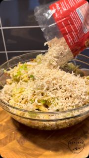Chinakohl – Mie-Nudelsalat
Ein echter Klassiker, der viel zu wenig auf dem Tisch landet. Er lässt sich absolut unkompliziert vorbereiten.
Ich habe ihn zum Grillen an unserem Holland-Wochenende gemacht und er ist mega angekommen. Da die Zutaten alle ohne Kühlschrank auskommen, konnte ich sie auch gut mit nach Holland nehmen.
Am Abend kurz vorm Grillen dann alles geschnibbelt und zusammengemixt.
Immer wieder lecker. Wer auf mehr Dressing steht, nimmt einfach die doppelte Menge an Essig, Wasser, Öl und Sojasauce (das hab ich gemacht).
Probier es einfach aus – nimm erst einmal die einfache Menge und wenn es dir zu wenig Dressing ist, dann machst du noch was nach – die Geschmäcker sind nämlich verschieden!
 
🧾Zutatenliste
🥄2 EL Essig
🥄2 EL Sojasauce dunkle
🥄4 EL Zucker
🥄2 EL Öl
🥄3 EL Wasser
🥄1 Pk. Yum Yum Nudeln(Mie-Nudeln)
🥄100 g Mandeln gehobelt
🥄2 EL gerösteter Sesam
🥄1/2 TL Gemüsebrühe Instantpulver
🥄Das Tütchen Gewürz aus den Yum Yum Nudeln
🥄1 kleiner Chinakohl
🥄1 Bund Frühlingszwiebeln
 
➡️Den Chinakohl ganz fein schneiden und in eine große Schüssel geben
➡️Die Frühlingszwiebeln in Röllchen schneiden und über den Chinakohl geben
➡️Essig, Sojasauce, Wasser, Öl, Brühe und Yum Yum Gewürz vermischen
➡️Über den Salat schütten
➡️Mandeln ohne Fett in der Pfanne anrösten und mit dem Sesam auf den Salat geben
➡️Mii Nudeln zerbröseln und auch zum Salat
➡️Alles gut durchmixen und ca. 15 min ziehen lassen
➡️Vorm Essen noch mal durchmischen.
 
Viel Spaß 😃beim Nachbacken.
Freue mich immer über ein Feedback 💌 und ein ❤️.
👉🏼Für mehr Rezeptideen folge mir gerne
Ein Rezept, dass du dir unbedingt speichern 📝 solltest.

#chinakohl #mie #mienudelsalat #grillen #einfacherezepte