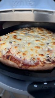 Pizza wie vom Italiener, wann immer du willst, wo immer du willst
Wir haben am Wochenende Pizza auf der Terrasse gemacht. Sonst musste Uwe dafür immer am Grill stehen, aber mit einem Pizzaofen können einfach alle gemütlich zusammensitzen.
Mit dem Pizzaofen von @wilfa_de ist das einfach eine mega Sache und total unkompliziert, denn man kann ihn ganz einfach überall hinstellen.
Man kann Ober- und Unterhitze getrennt voneinander einstellen und so ist der Boden garantiert schön kross, ohne dass die Oberfläche verbruzzelt ist.
Der Drehteller sorgt für einen gleichmäßigen Backvorgang. Wir sind jedenfalls seit langem Fan von diesem Pizzaofen
Mein Pizzateigrezept:
 
600 g Pizza-Mehl Typ 00
300 g Wasser
30 g Olivenöl
15 g Salz
5 g Zucker
10 g frische Hefe (wenn du eine schnellere Gehzeit möchtest, dann nimm einfach mehr frische Hefe)
 
Alles zu einem geschmeidigen Teig verkneten.
Gehen lassen, bis sich der Teig im Volumen mindestens verdoppelt hat.
Dann 5-6 gleichschwere Teigkugeln aus dem Teig machen (je nachdem, wie groß du die Pizza haben möchtest)
Diese in eine leicht geölte Wanne mit Abstand setzen und mit einem Deckel verschließen
Noch mal gehen lassen, bis sich die Kugeln vergrößert haben.
Dann jede Kugel ausrollen und belegen und backen.

#wilfa #pizza #einfacherezepte #foodlover