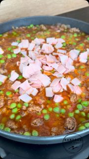 Pasta al Forno
Wir lieben es! Unbedingt abspeichern und ausprobieren!
Schmeckt auch am nächsten Tag in der Pfanne aufgebraten richtig lecker 
 
Für 5-6 Personen
 
🥄400 g Rinderhack
🥄2 rote Zwiebeln
🥄2 Knoblauchzehen
🥄etwas Öl zum Anbraten
🥄1 TL Paprika Edelsüß
🥄1/2 TL Oregano
🥄1/2 TL Salz
🥄Pfeffer
🥄300 g TK-Erbsen
🥄400 ml Rinderfond
🥄250 ml Cremafine zum Kochen 7%
🥄1 Pk. Kochschinken gewürfelt (100 g)
🥄50 g Tomatenmark
 
🥄500 g Nudeln
➡️Nudeln al dente in Salzwasser kochen, da sie im Backofen noch nachgaren
 
🥄geraspelter Parmesan
 
➡️ Schau das Reel, dann weißt du wie es geht oder kommentiere mir Pasta, dann schicke ich dir die Anleitung 
🔥 Backofen auf 200° Ober-/Unterhitze vorheizen
⏰ ca. 15-20 min backen, bis der Käse zerlaufen ist und leicht braun wird

#pastaalforno #pasta #nudelauflauf #einfacherezepte #foodie