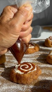 Zim-Cheescake-Cookies
Ganz oft sieht man, dass Zimtschnecken mit einem Frischkäse-Frosting überzogen werden. Warum nicht mal gleich den Frischkäse mit in das Gebäck bringen. Diese Zimt-Cheescake-Cookies vereinen Zimtgeschmack und Frischkäse-Frosting in einem.
Zarte Kekse mit Cheescake Kern - getoppt mit einer Zimt-Butter-Schnecke!
Diese Zimt-Cheescake-Cookies haben hohes Suchtpotential.

Alternativ kann man auch den Cheescake-Kern weglassen und den Keksteig einfach so zu Cookies verarbeiten. Auch sehr lecker!
Für diese Cookies ist wie immer meine Stoneware im Einsatz gewesen – für Cookies einfach unschlagbar.
2 Backvorgänge: der 1. Auf dem Zauberstein und der 2. Auf dem großen Ofenzauberer PLUS
Die Cookies müssen auf der Stoneware auskühlen, da sie wirklich sehr soft sind – da ist es gut, wenn man 2 Stoneware-„Bleche“ hat.
Anbei die Zutaten – für eine genaue Anleitung kommentiere mit Cookie, dann schicke ich dir diese zu (stelle sicher, dass du mir auch folgst).
 
Zutaten für 14 Cookies
🥣Keksteig
🥄240g Weizenmehl Typ 550
🥄110 g weiche Butter
🥄1 Ei (M) + 1 Eigelb (M)
🥄75 g Zucker
🥄5 g Vanille Extrakt
🥄1/2 TL Backpulver
🥄1 gute Prise Salz
 
🥣Zimt-Zucker-Butter-Füllung:
🥄50 g sehr weiche Butter
🥄100 g brauner Zucker
🥄1 EL Zimt (5 g)
🥄8 g Speisestärke
 
🥣Cheescake Füllung
🥄100 g Vollfett Frischkäse
🥄20 g Zucker
🥄5 g Vanille Extrakt
🥄30 g Sahne
 
🥣Zimt-Zucker
🥄50 g brauner Zucker
🥄50 g Zucker
🥄2 g Zimt (1 TL)
 
🔥 Backofen auf 180° Ober-/Unterhitze vorheizen
⏰ ca. 20 min backen, bis die gewünschte Bräune erreicht ist bzw. die Cheescake-Füllung fest ist
 
Gesehen habe ich diese leckeren Cookies bei @theloopywhisk 
Meine sind allerdings im 1. Versuch nicht so schön geworden.
Aber die wird es definitiv öfter geben!

#cinnamon #cookie #cinnamoncookie #zimt #kekse