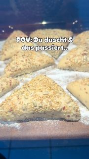In der Zeit, wo ich zum Bäcker fahre, habe ich sie auch selbst gebacken und kann noch entspannt duschen.
Und ich mache die Brötchen genau so, wie wir sie am liebsten haben!
Gestern um 13 Uhr meinen Sauerteig gefüttert 
40 g ASG
40 g Wasser
40 g Weizenmehl 550

Um 18:30 den Teig gemacht:
150 g Emmermehl 
150 g Weizenvollkornmehl 
200 g Weizenmehl Typ 550
380 g Wasser
1 TL Backmalz 
100 g aktiver Sauerteig 
Zu einem Teig kneten- nach 3 min 2 TL Salz (10-13 g) dazu geben 
Nach insgesamt 7 min je 2 EL
Sonnenblumenkernen 
Leinsamen geschrotet
Sesam geröstet
Kürbiskerne
dazu und noch 2-3 min weiter kneten, bis sich der Teig aus der Schüssel gut löst (Fenstertest)
Eine Wanne leicht ölen, Teog einfüllen 
Deckel drauf.
Ich habe den Teig bis 24 Uhr bei ca. 22 Grad gehen lassen (war in der Zeit bei einem Padel Americano).
Als ich wieder zu Hause war, ab in den Kühlschrank 
Heute Morgen um 7 Uhr (konnte irgendwie nicht mehr schlafen) ein Körnerbett auf dem Tisch ausgebreitet 
Teig drauf gestürzt,
Körner noch oben drauf gestreut, leicht angedrückt 
Mit einer Teigkarte Ecken abgestochen,
Auf den bemehlten Zauberstein gesetzt 
Backofen auf frische Brötchen gestellt und nach gut 20 min waren sie fertig.
Wer kein Programm hat:
Ofen auf 210 Grad mit Stein vorheizen und einem Blech unten drin. In der Zeit die Brötchen vorbereiten 
Brötchen auf den Stein geben 
Wasser aufs Blech gießen und sofort Tür zu
Nach 10 min Dampf ablassen-runter auf 200 Grad für weitere 10 Minuten (oder bis sie die passende Bräune haben)
Auf einem Gitter auskühlen lassen.

Die Grundidee habe ich mir bei @liebe_zum_sauerteig geholt und es auf meine Begebenheiten angepasst.

Viel Spaß beim Ausprobieren!
Wenn du einen Zauberstein brauchst, dann schreib mir einfach oder kommentiere mit Zauberstein.

#sauerteigbrötchen #brötchen #mehrkornbrötchen #frühstück #zauberstein
