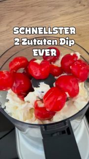 „Kannst du noch einen Dip machen zum Grillen?“ (Würste liegen schon auf dem Grill!)
Klar kein Problem 😉! 
Einfach 
🥄eine Packung Kirschpaprika mit Frischkäsecreme gefüllt (Antipasti aus der Kühlung oder aus dem Glas ) mit 
🥄einer Packung Frischkäse (hier Exquisa Fitline 0,2% Fett -200 g Inhalt) 
➡️ mixen (mal nicht den Thermomix genommen sondern den Pürierstab - ist schneller gespült). 
➡️ Wer mag macht noch Salz und Pfeffer dran, habe ich aber nicht gemacht!
Und passend zu den Würstchen stand der Dip auf dem Tisch und ich hatte sogar Zeit für Euch zu filmen! So schnell geht es.
Ich habe im Keller aber für solche Fälle auch immer ein Glas mit eingelegten Kirschpaprika stehen. Nur heute hatte ich zufällig 2 Packungen frische gekauft. Als wenn ich es geahnt hätte!
Seid ihr auch Dip-Fans? Was ist Dein Lieblingsdip? 
Folge mir gerne für weitere Tipps und Rezepte 😃. Speicher dir am besten diesen Beitrag und über ein ❤️ freue ich mich sehr!

Oder schau mal unter www.sandras-Kochblog.de vorbei. Link in der Bio

______
#schnellerezepte #easyrecipes #grillen #dip #soulfood