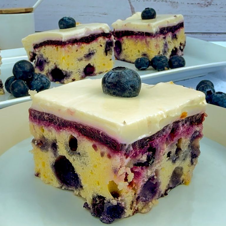 Blaubeerkuchen mit Blaubeertopping und Frosting