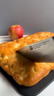 Apfelkuchen – easy & lecker
Dieser Apfelkuchen ist wirklich flott zusammengerührt. Kein Schnickschnack – einfach nur Zutaten, die man (oder besser ich) immer im Haus hat.
Gebacken habe ich in der rechteckigen Brilliance Antihaftform (Abmessungen mit Griffen: 39 x 25 x 6 cm – da passen 3,8 Liter rein).
 
Das ist meine Zutatenliste:
🥄160 g weiche Butter
🥄180 g Zucker
🥄1 TL Vanillearoma
🥄4 Eier
🥄300 g Mehl
🥄1 Pk. Backpulver
🥄1 Prise Salz
🥄3-4 Äpfel geschält und in kleine Stücke geschnitten
 
🔥Den Backofen auf 180 Grad O/U-Hitze vorheizen
➡️Die Butter mit dem Zucker cremig hell aufschlagen
➡️Die Eier nach & nach dazu – nach jedem Ei ca. 1 min mixen
➡️Mehl & Backpulver mischen
➡️Mit dem Salz & Vanillearoma zur Creme geben und nur noch kurz mixen, bis alles gut vermischt ist
➡️Die Apfelstücke unterheben
➡️Alles in die rechteckige Brilliance Antihaftform geben ( minimal eingefettet )
und glattstreichen
⏱Ca. 30 min backen (ist rein Richtwert-jeder Ofen backt anders-einfach mal nach 20 min im Auge behalten)
➡️Kann in der Form kurz auskühlen und dann vorsichtig auf ein Gitter stürzen.
 
Schmeckt pur, mit Puderzucker bestreut, mit Vanillesauce, Sahne oder Eis.
 
😀Viel Spaß beim Nachbacken und lassen mir gerne ein 💓da!
Interessiert an der genialen Brillianceform? Dann schreibe mir gerne eine Nachricht ✍️!