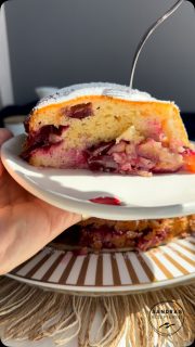 Pflaumenkuchen 
dieses Mal mit einem Rührteig.
So schnell gemacht – so lecker
Eine Freundin hat einen überquellenden Pflaumenbaum. Wer kann da NEIN sagen?
Also habe ich sofort 2 Kuchen gebacken. Hier der Zweite!
 
 
🛒Teig:
🥄4 Eier
🥄100 g brauner Zucker
🥄100 g Öl
🥄180 g Joghurt
🥄1 TL Vanille-Extrakt
🥄220 g Mehl
🥄1 Pk. Backpulver
 
 
🛒Obst:
🥄800 g Pflaumen entkernt und geviertelt
 
🥣Zubereitung:
➡️Eier & Zucker mind. 5 min hell aufschlage
 
➡️Öl, Joghurt & Vanille-Extrakt dazu geben
 
➡️Mehl & Backpulver dazu sieben
 
➡️mit einem Schneebesen nur solange alles verrühren, bis ein cremig-luftiger Teig entstanden ist
 
➡️entsteinte Pflaumen vierteln und mit einem Teigschaber unterheben
 
➡️in eine gefettete 23er od. 26er Springform  füllen (je kleiner, umso höher der Kuchen)
 
🔥180° Grad O/U-Hitze vorheizen
➡mittlere Schiene
⏰50-60 Minuten backen - nach knapp 30 min abdecken, damit er nicht zu dunkel wird - Stäbchenprobe machen
 
Du kannst den Kuchen mit Puderzucker bestreuen, wenn du magst.
Sahne & Vanilleeis schmecken auch richtig gut dazu
 
Viel Spaß beim Nachbacken.
Bin gespannt, wie er dir schmeckt 😊