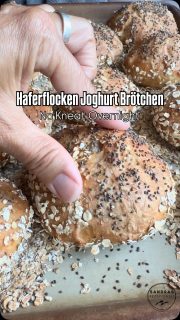Haferflocken Joghurt Brötchen
No Kneat – Overnight
 
Ganz easy am Abend vorher in einem Behälter mit Deckel mit ganz wenig Hefe angerührt.
Am nächsten Morgen einfach mit einem Löffel Kleckse auf ein mit Haferflocken bestreutes Blech setzen.
Ich nehme dafür den Großen Ofenzauberer PLUS – meine Stoneware von Pampered Chef ®
Dann mit feuchten Fingern noch kurz etwas nachformen, noch mit Haferlocken & Chiasamen toppen und ab in den vorgeheizten Ofen .
In 20-30 min hast du dann super knackige, frische Brötchen – so lecker sag ich dir – unbedingt ausprobieren (also Speichern nicht vergessen!)
 
Zutaten für 10-12 Stück (je nach Klecksgröße)
300g  Dinkelmehl Typ 1050
200g  Dinkelvollkornmehl
100g Haferflocken zart
400g Wasser
100g Joghurt (ich 1,5% fett cremig gerührt)
2g frische Hefe
1 Quetscher Honig od. Dattelsirup
 
Hefe mit Honig und dem Wasser verrühren
Alle Trockene Zutaten in die Schüssel geben, wo der Teig auch über Nacht drin gehen soll (ich habe von Lieblingsglas die große rechteckige Glas-Frischhaltedose genommen)
Hefe-Wasser & Joghurt dazu
Solange vermengen, bis keine trockenen Klümpchen mehr zu sehen sind
Über Nacht in den Keller stellen, wo es nicht ganz so warm ist (oder in den Kühlschrank, dann würde ich 4 g Hefe nehmen)
Am Morgen dann den Backofen auf 210 Grad O/U-Hitze vorheizen
mit einem Löffel Teig-Kleckse auf ein mit Haferflocken bestreutes Blech setzen
mit feuchten Fingern noch kurz etwas nachformen, noch mit Haferlocken & Chiasamen toppen und
ab in den vorgeheizten Ofen für ca. 20-30 min und für etwas Dampf sorgen (ich habe ein Ofenprogramm dafür), das macht eine schöne knackige Kruste
(bei Stoneware unbeding auf einem Gitter unterste Schiene – bei einem Blech mittlere Schiene)
Wenn du ein Backblech genommen hast, solltest du die Brötchen auf ein Gitter zum Auskühlen setzen
Bei der Stoneware kann es darauf liegen bleiben
 
Man kann sehr gut in den Zutaten hier variieren – folge mir gerne für bald folgende weitere Varianten.

#einfacherezepte #overnight #löffelbrötchen #nokneat #brötchen