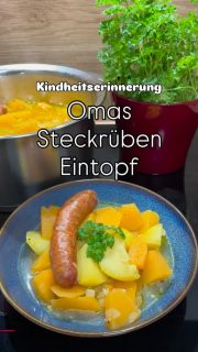 Omas Steckrübeneintoof - Ich habe ihn geliebt! Ganz wichtig: die Steckrübenstücke müssen schön ungleichmäßig sein und die Kartoffeln in großen Stücken dazu.
Zwiebeln und Einlage dürfen nicht fehlen! Oma hat immer irgendwelche Fleischstücke mitgekocht. Wir stehen mehr auf Mettendchen.
Ich habe folgendes genommen:
Eine kleine Steckrübe 
8 Kartoffeln
2 Zwiebeln 
1 EL Margarine zum Anschwitzen 
1 Liter Brühe
4 Mettendchen
Salz & Pfeffer

Es war soooo lecker! Den Rest gab es aufgewärmt am nächsten Tag (musste leider teilen 😜).
Schmeckt am 2. Tag eigentlich noch besser!!!!

Was ist dein Lieblingseintopf?

#eintopf #omakocht #soulfood #kindheitserinnerungen