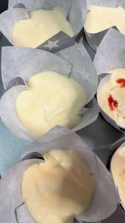 Grieß-Muffins od. -Auflauf 🤔
Dieses Rezept kannst du auf 2erlei Varianten verarbeiten: als Muffins oder als süßen Auflauf.
Ich habe dieses Mal die Muffinvariante gewählt, weil ich als Deko eigentlich schöne ♥️ mit Gelee machen wollte (hatte ich hier bei Insta mal gesehen), aber die Grießmassen hat die Herzen nach dem Backen leider nicht mehr erkennen lassen😢.
Dann wohl doch besser die Auflaufvariante nehmen😜, denn der Teig haftet auch gut an den Muffinförmchen.
Den fertig gebackenen Grießteig bekommt man besser aus einer Auflaufform heraus.
Aber Versuch macht klug - lecker 🤤 sind sie trotzdem 😃!
 
 
🥄4 Eiweiß sehr steif geschlagen
🥄4 Eigelb
🥄70 g Zucker
🥄1 Prise Salz
🥄500 g Quark (ich Magerquark)
🥄75 g Weiweizengrieß
🥄1 Pk Vanillezucker
➡️ Quark mit Grieß und Vanillezucker verrühren
➡️ 4 Eigelb mit Zucker weißlich aufschlagen
➡️ Quarkmasse mit einem Schneebesen unter die Eigelbmasse ziehen
➡️ Eischnee vorsichtig unterheben
➡️ Backofen auf 180 Grad O/U-Hitze vorheizen.
➡️ Die Masse entweder auf 12 Muffinformen (glatte Papieförmchen nutzen, denn der Teig neigt dazu am Papier haften zu bleiben) verteilen oder in eine runde Auflaufform ca. 26 er Durchmesser geben
➡️ Wer mag kann noch frisches Obst (z.B. Heidelbeeren, Himbeeren, Erdbeeren, Brombeeren,..) darauf geben
➡️ ca. 30 min backen und dann in der Form auskühlen lassen

Viel Spaß beim Ausprobieren! Welche Variante wirst du probieren?

#grieß #muffins #nachtisch #soulfood #backen