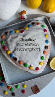 Anzeige | Zitronen 🍋 Kuchen
Ganz unkompliziert mal einen alten Klassiker auf den Tisch gebracht und alle waren begeistert 🤩 
Zuerst 
250 g weiche Butter mit dem @wilfa_de Pro Stick im größeren Behälter weiß-cremig aufschlagen 
3 Eier trennen 
Das Eiweiß steif schlagen 
Das Eigelb kommt zur Buttercreme
Mit der @wilfa_de Küchenwaage Max
150 g Zucker 
130 g Stärke 
250 g Mehl abwiegen 
1 Pk. Backpulver zum Mehl geben 
Den Zucker
Saft einer Halben Zitrone 
125 ml Milch mit dem Handmixer Smooth Mix von @wilfa_de unter die Butter-Eigelbcreme rühren 
Mehl-Stärke-Backpulver-Mix zur Creme sieben
Eischnee dazu und alles mit einem Schneebesen vorsichtig unterheben 
Ofen auf 180 Grad O/U-Hitze vorheizen 
Die Herzform etwas einfetten und den Teig einfüllen 
Ca. 50 Minuten backen 
Aus der Form nehmen und auskühlen lassen 
100 g Puderzucker mit
6 TL Zitronensaft &
4 TL Wasser
Zu einem Guss verrühren und auf dem Kuchen verteilen 
Nach Belieben verzieren.

Viel Spaß beim Nachbacken.
Man kann es auch als kleinen Blechkuchen machen, dann nur 20 Minuten backen.

#einfacherezepte #easyrecipes #rührkuchen #zitronenkuchen #wilfa