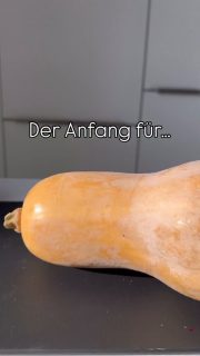 Butternut-Curry-Lasagne
Letzt Woche hatte ich schon mal was ausprobiert mit Butternut, vorgegarten Lasagneplatten und Hacksauce mit Schmelzkäse (ähnlich einem Burger).
Das war es aber noch nicht so – eben Experimentierküche.
Nun habe ich es mal als Lasagne versucht und es war einfach mega lecker (auch am nächsten Tag aufgewärmt!).
 
Du brauchst
🥄Lasagneplatten
🥄Etwas geriebenen Käse
🥄1 Kugel Mozzarella
🥄Kürbiskerne zur Deko
🥄 Butternut mit möglichst langem Hals
➡️Den Butternut habe ich in dünne Scheiben geschnitten, auf ein Backblech gelegt, mit etwas Öl eingesprüht und bei 150 Grad O(U-Hitze ca. 15 min vorgegart.
➡️In der Zeit habe ich schon mal die Hack-Curry-Sauce gemacht:
🥄2 rote Zwiebeln in kl. Würfel
🥄2 Knoblauchzehen gehackt
🥄etwas Öl zum Anbraten
🥄400-500 g Rinderhack
🥄400 g Stückige Tomaten
🥄200 ml Brühe
🥄1 Flasche Cremafine 7%
🥄1 Pk. Schmelzkäse Sahne light
🥄30 g Tomatenmark
🥄3 TL Currypulver
🥄2 TL Paprika Edelsüß
🥄Salz,Pfeffer nach Geschmack
➡️Zwiebeln & Knofi kurz anbraten, dann Hack dazu, mit Salz & Pfeffer würzen, Hack krümelig braten
➡️Alle anderen Zutaten dazu und 10 min auf niedriger Stufe köcheln lassen

Bechamel-Sauce
🥄50 g Butter
🥄50 g Mehl
🥄500 ml Milch
🥄300 ml Brühe
🥄Salz, Pfeffer, geriebene Muskatnuss nach geschmack
➡️ Butter in einem Topf zerlassen
➡️ Mehl hineingeben und mit einem Schneebessen rühren, bis die Masse anfängt zäh zu werden
➡️ nach und nach die Milch unter ständigem Rühren dazu geben
➡️ kurz köcheln lassen – rühren, dann die Brühe dazu – auch nach und nach und immer schön rühren
➡️ würzen und auf kleinster Stufe etwas nachdicken lassen
 
Schichte:
➡️ Hack -> Lasgne->Bechamel->ger. Käse->Butternut
➡️ Hack -> Lasgne->Bechamel->Butternut
➡️ Hack -> Käse->Lasgne->Bechamel->Butternut->Mozzarella

Backen:
➡️ Ofen auf 200 Grad O/U-Hitze vorheizen
➡️ Ca. 50-60 min garen – mal anpieksen, ob die Nudeln durch sind – ggf. abdecken mit Backpapier, damit der Mozzarella nicht zu dunkel wird
➡️ Mit Kürbiskernen und frischem Basilikum garnieren – Cashewkerne passen auch super!
 
Interessiert an der Form? schreibe mir eine Nachricht 📨
Viel Spaß beim Kochen!
#lasagne #butternut #curry #soulfood #mealprep