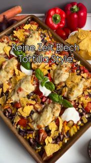 Ich liebe diese unkomplizierten „Bleche“ aus dem Ofen!
Mein Blech ist allerdings zu 100% aus weißem Ton und so genial.
Heute habe ich 
🥄Drillinge geviertelt in
🥄Öl & Pommes Gewürz 
geschüttelt
Die auf den großen Ofenzauberer PLUS gegeben
Dann noch
🥄3 Möhren gestiftet
🥄2 rote Zwiebeln in Halbmonde
🥄1 Dose Mais
🥄1 Dose Kidney Bohnen
🥄1 kl. Zucchini in Würfel
🥄1 Handvoll Datteltomaten geviertelt 
🥄1 rote Paprika in Würfel 
🥄Salz, Pfeffer,Oregano 
🥄400 g Hähnchen Innenfilets in Öl mit Hähnchengewürz geschüttelt als letztes 
🥄Hähnchen mit Reibekäse bestreuen 
➡️Ofen auf 200 Grad O/U-Hitze vorheizen 
➡️ ca. 40-45 Minuten backen 
🥄Salsa Sauce (mild)
🥄Creme Fraîche
🥄Tortilla Chips zerbröseln

Einfach & Lecker!
Geht natürlich auch auf einem Backblech (aber auf der Stoneware wird es schöner😁).
Bei Interesse gerne eine Nachricht schreiben ✍️ 

#einfacherezepte #easyrecipes #soulfood #onepan #feierabendblech
