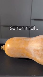 Butternut-Curry-Lasagne
Letzt Woche hatte ich schon mal was ausprobiert mit Butternut, vorgegarten Lasagneplatten und Hacksauce mit Schmelzkäse (ähnlich einem Burger).
Das war es aber noch nicht so – eben Experimentierküche.
Nun habe ich es mal als Lasagne versucht und es war einfach mega lecker (auch am nächsten Tag aufgewärmt!).
 
Du brauchst
🥄Lasagneplatten
🥄Etwas geriebenen Käse
🥄1 Kugel Mozzarella
🥄Kürbiskerne zur Deko
🥄 Butternut mit möglichst langem Hals
➡️Den Butternut habe ich in dünne Scheiben geschnitten, auf ein Backblech gelegt, mit etwas Öl eingesprüht und bei 150 Grad O(U-Hitze ca. 15 min vorgegart.
➡️In der Zeit habe ich schon mal die Hack-Curry-Sauce gemacht:
🥄2 rote Zwiebeln in kl. Würfel
🥄2 Knoblauchzehen gehackt
🥄etwas Öl zum Anbraten
🥄400-500 g Rinderhack
🥄400 g Stückige Tomaten
🥄200 ml Brühe
🥄1 Flasche Cremafine 7%
🥄1 Pk. Schmelzkäse Sahne light
🥄30 g Tomatenmark
🥄3 TL Currypulver
🥄2 TL Paprika Edelsüß
🥄Salz,Pfeffer nach Geschmack
➡️Zwiebeln & Knofi kurz anbraten, dann Hack dazu, mit Salz & Pfeffer würzen, Hack krümelig braten
➡️Alle anderen Zutaten dazu und 10 min auf niedriger Stufe köcheln lassen

Bechamel-Sauce
🥄50 g Butter
🥄50 g Mehl
🥄500 ml Milch
🥄300 ml Brühe
🥄Salz, Pfeffer, geriebene Muskatnuss nach geschmack
➡️ Butter in einem Topf zerlassen
➡️ Mehl hineingeben und mit einem Schneebessen rühren, bis die Masse anfängt zäh zu werden
➡️ nach und nach die Milch unter ständigem Rühren dazu geben
➡️ kurz köcheln lassen – rühren, dann die Brühe dazu – auch nach und nach und immer schön rühren
➡️ würzen und auf kleinster Stufe etwas nachdicken lassen
 
Schichte:
➡️ Hack -> Lasgne->Bechamel->ger. Käse->Butternut
➡️ Hack -> Lasgne->Bechamel->Butternut
➡️ Hack -> Käse->Lasgne->Bechamel->Butternut->Mozzarella

Backen:
➡️ Ofen auf 200 Grad O/U-Hitze vorheizen
➡️ Ca. 50-60 min garen – mal anpieksen, ob die Nudeln durch sind – ggf. abdecken mit Backpapier, damit der Mozzarella nicht zu dunkel wird
➡️ Mit Kürbiskernen und frischem Basilikum garnieren – Cashewkerne passen auch super!
 
Interessiert an der Form? schreibe mir eine Nachricht 📨
Viel Spaß beim Kochen!
#lasagne #butternut #curry #soulfood #mealprep