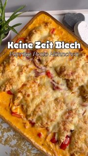Paprika-Pesto-Hähnchen
Diese Art der Ofenbleche (obwohl meins eigentlich aus 100% Ton besteht und nicht aus Blech) ist so easy und das Hähnchen wird einfach unfassbar zart.
Dieses Mal musst du nur Paprika, Zwiebel & Knofi schneiden und etwas Soße anrühren. Das geht nu wirklich flott.
 
Für 4 gute Esser – zubereitet auf dem großen Ofenzauberer PLUS „James“ (ein Backblech geht natürlich auch)
🥄 400 g Kritharaki
🥄 3 rote Paprika
🥄 1 rote Zwiebel
🥄 3 Knoblauchzehen
🥄 800 g Hähncheninnenbrustfilets
➡️ Hähnchen in 🥄 etwas Öl mit 🥄 2 TL Paprikapulver Edelsüß kurz mariniert
➡️ In der aufgelisteten Reihenfolge auf den James geben.
 
Für die Soße:
🥄 1 Flasche Cremafine zum Kochen 7%
🥄 1 Glas rotes Pesto Calabrese
🥄 1 Pk. Schmelzkäse Sahne light
🥄 2x das Pestoglas (ca. 190 ml pro Glas) mit heißem Wasser füllen
🥄 2 TL gekörnte Gemüsebrühe
➡️ Kurz mit dem Pürierstab oder Mixer vermengen & über das Gemüse mit Hähnchen geben.
 
➡️ 1 Tüte Reibekäse darüber streuen (ist natürlich optional – wir hatten Gouda – Parmesan schmeckt auch super dazu)
🔥 Backofen auf 200 Grad O/U-Hitze vorheizen
⏰ Auf einem Gitter – unterste Schiene – gute 30 min garen.
Einfach mal die Kritharakis probieren, ob sie gut sind.
 
Viel Spaß beim Nachmachen.😃
Falls du mehr über den James erfahren möchtest oder einen benötigst, schreib mir einfach.📨

#ofenzauberer #einfacherezepte #onepanmeal #feierabendblech #ofenblechrezept