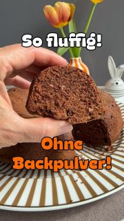 Fluffigster Schokikuchen ever ohne Backpulver!!!!
Und super für alle Proteinfans - ist ja aktuell sehr beliebt - wobei das wirklich Zufall ist 😂
denn ist dieser Schokokuchen ist nur entstanden, da ich Eierlikör für Karfreitag gemacht habe und da brauche ich 8 Eigelb für.
Wohin mit den 8 Eiweiß? Baiser ist nicht so unsers. Wolkenbrot – ja kann man machen, ist aber auch nicht so unser Ding. Macarons sind zu süß und Einfrieren wollte ich auch nicht.
Also musste ein Kuchen her und der ist ganz einfach!
🛒 Zutaten für eine Gugelhupfform
8 Eiweiß
🥣 Je 140 g
🥄 Zucker
🥄 Mehl
🥄 Butter
🥄 Blockschokolade
 
➡️ Das Eiweiß sehr steif schlagen
➡️ in der Zeit schon mal Butter & Schokolade zusammen in einer Pfanne schmelzen (nicht zu heiß!) und sofort vom Herd nehmen
➡️ In den festen Eischnee den Zucker unter Rühren einrieseln lassen und kurz weiter aufschlagen
➡️ nun einen Schneebesen nehmen und das Mehl grob unterheben
➡️ die Schokobutter (sollte nur noch lauwarm sein) unter vorsichtigem Rühren hineinfließen lassen
➡️ nur so lagen rühren, bis eine schokoladige, luftige Creme entstanden ist
🔥 Backofen auf 180° Umluft vorheizen
➡️ Eine Gugelhupfform gut fetten und mit etwas Mandelmehl bestreuen (alternativ Semmelbrösel)
➡️ Den Teig einfüllen und grob glattstreichen
⏰ ca. 40-45 min backen – Stäbchenprobe
➡️ 15 min bei leicht geöffneter Backofentür im Ofen auskühlen lassen
➡️ dann kurz so in der Form noch stehen lassen und anschließen vorsichtig auf ein Gitter stürzen
➡️ komplett auskühlen lassen (wobei er lauwarm auch super schmeckt)
➡️ man kann ihn noch mit Schoko überziehen oder mit Puderzucker, aber ich habe gedacht, zu Ostern isst man schon genug Schokoeier und -hasen. Darum habe ich darauf verzichtet.
 
Meine Gugelhupfform ist die Kranzform von Pampered Chef - 26 cm, ca. 2,8 l Fassungsvermögen.
Interesse? Schreibe mir gerne eine DM oder shopper direkt los – Link zu meinem Shop in der BIO

#ohnebackpulver #proteinkuchen #schokokuchen #fluffig #einfacherezepte