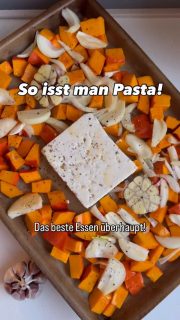 Kürbis-Feta-Pasta
Leider ist die Kürbiszeit schon vorbei und es wird immer schwieriger Kürbis im Supermarkt zu bekommen. Ich persönlich steh total auf Kürbis in allen Variationen – Suppe, Pasta-Sauce, als Hauptgericht mit Datteln/Feta/Pekanüssen,…
Am Wochenende gab es endlich mal wieder die cremige Kürbispasta.
Easy gemacht – die Zutaten im Backofen geröstet. Die Röstaromen sorgen für einen tollen Geschmack.
Da ein Fleischliebhaber am Tisch war, habe ich dieses Mal die Soße mit Hack gemacht. Ohne schmeckt sie auch mega.
 
🛒 Zutaten für 4 Personen 
🥣 Gemüse vorbereiten für die Soße
🥄1 mittelgroßer Hokkaido in grobe Würfel geschnitten
🥄2 Zwiebeln in Halbmonde geschnitten
🥄1 Knoblauchknolle waagerecht halbiere
🥄1 Feta/Hirtenkäse
🥄Salz & Pfeffer
🥄etwas Öl
🔥Backofen auf 200° O/U-Hitze vorheizen
➡️ alles auf ein Blech mit Backpapier geben oder wie ich auf den großen Ofenzauberer PLUS (das spart Backpapier und gespült wird auch nur mit heißem Wasser – absolut umweltfreundlich!!!)
➡️ mit Öl besprühen und mit Salz & Pfeffer würzen
➡️ den Ofenzauberer auf einem Gitter unterste Schiene einschieben – ein Backblech mittlere Schiene
⏰ ca. 45 min im Ofen rösten
 
🥣 Pasta & Hack
🥄500 g Pasta z.B. Linguini
🥄500 g Gehacktes
🥄Salz & Pfeffer
🥄etwas Öl
➡️ Pasta nach Anleitung kochen (etwa 250 ml Pastawasser zurückbehalten)
➡️Gehacktes mit Salz & Pfeffer würzen und in etwas Öl anbraten (optional)
 
🥣 Soße fertigstellen
🥄1 Flasche Cremafine zum Kochen 7%
🥄250 ml Pastawasser
➡️das Gemüse vom Blech in einen Mixbehälter füllen
➡️die Knoblauchknolle auspressen
➡️Cremafine und die Hälfte des Pastawasser dazu
➡️alles fein pürieren
➡️ggf. mehr Pastawasser dazu bis gewünschte Konsistenz erreicht ist
➡️Nudeln auf das Hack geben und die Soße darüber geben
➡️alles gut durchmischen
 
🥄Wer mag, kann sich auch noch gehobelten Parmesan darüber geben.
Man kann kaum aufhören zu essen.

Rezept speichern - Probier es unbedingt aus!
 
🌏du willst auch umweltfreundlich backen?
📨schreibe mir oder kommentiere mit Ofenzauberer.
Oder shoppe direkt bei mir - Pampered Chef Link in der Bio

#hokkaido #pasta #kürbispasta