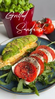 Warum nicht mal Brot zum Mittagessen?
Aber nicht nur einfach Brot, sondern kross geröstet vom Multigrill.
Ich habe hier mein eigenes Sauerteigbrot genommen und mit gesalzener Butter beidseitig bestrichen und auf den Grill gelegt.
Während dessen hab ich Tomate, Avocado & Mozzarella geschnitten und Rührei zubereitet.
Auf das Tomaten Mozzarella Brot habe ich Buko Toskana gestrichen und noch Rucola drauf gelegt.
Auf beide Brote eine gute Prise Avocado Topping und auf das Tomaten Mozzarella Brot gehört noch Balsamico Balsam.
Wie würdest du dein Brot belegen?

#sandwich #grilledsandwich #easyrecipes