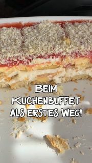 No Bake Spaghetti Eis Tiramisu Torte
Die gab es zu Ostern und war auf der Kuchentafel der absolute Renner! 
‼️Rezept unbedingt speichern 💾
Sie ist schnell gemacht - lässt sich auch wunderbar am Vortag zubereiten.
Meine Form war ca. 38x26 cm
 
🛒 Zutaten
🥄 400 g Löffelbiskuit (meine ohne Zuckerkruste)
🥄 ca. 300 ml Milch
➡️ wird auf 2 Schichten aufgeteilt
 
🥣Sahneschicht
🥄 2 Flaschen Cremafine zum Schlagen
🥄 2 EL Vanillezucker
🥄 4 TL San Apart od. 2 Pk. Sahnesteif
➡️ alles steif schlagen
 
🥣Vanilleschicht
🥄 250 g Mascarpone (light)
🥄 200 g Schmand
🥄 2 Flaschen Cremafine zum Schlagen
🥄 2 Tüten Paradiscreme Vanilleschicht
➡️ alles zu einer Creme schlagen
 
🥣Erdbeersoße
🥄 600 g TK-Erdbeeren aufgetaut/abgetropft
🥄 100 g Wasser
🥄 40 g Zucker
🥄 2 Tüten Vanillesoßenpulver ohne Kochen
➡️ alles in einem Mixer pürieren
 
🥣Schokoraspel
🥄 50-100 g weiße Schokolade
➡️ raspeln
 
🥣Fertigstellung
➡️ begonnen wird mit einer Schicht Löffelbiskuit
➡️ mit Milch begießen, aber es darf keine Milch in der Form stehen bleiben
(alternativ kann man die Kekse auch in der Milch per Hand tränken)
➡️ Sahneschicht darauf verteilen
➡️ eine Schicht Löffelbiskuit in Milch getränkt
➡️ Vanillecreme darauf verteilen (ich habe sie grob mit einem Spritzbeutel darauf verteilt, dann lässt sie sich besser verstreichen)
➡️ Erdbeersoße darüber geben
➡️ mit weißen Schokoraspel bestreuen
➡️ kalt stellen

Viel Spaß beim Nachbacken 🤩
Und? Wäre das was für dich?

#nobakecake #nobake #tiramisucake #spaghettieis