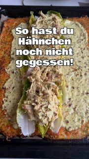 Dattel-Curry-Pulled-Chicken-Rolle
 
Lust auf ein leckeres, proteinhaltiges Essen? Stehst du auch so auf Datteldip? Ich liebe ihn! Also wollte ich unbedingt diesen Dip in einer Gemüserolle verarbeiten.
Was passt super zu Curry? Hähnchen! Also ein „pulled Chicken“ mit Dattel-Curry-Creme - da stand also der Plan!
Das Ganze reichte für 4 Personen.
 
🥄 600 g Hähnchenbrustfilet
➡️ kurz anbraten mit Deckel auf hoher Stufe von beiden Seiten
➡️ dann runter auf mittlerer Hitze und weiter mit Deckel garen, bis es schön zart ist
➡️ herausnehmen und mit Hilfe von 2 Gabeln feinzerpflücken
 
🥣 Dattel-Curry-Creme:
🥄 200 g Frischkäse (Exquisa Balance)
🥄 100 g Schmand
🥄 150 g entsteinte Datteln
🥄 2 TL Currypulver
🥄 1/2 TL Knoblauchpulver od. 1 Zehe
➡️ alles in einen Mixer geben und zu einer Creme verarbeiten (ich: Up and Down von Pampered Chef alias „UDO“)
➡️ bis auf 3 EL alles unter das Hähnchen rühren
 
🥣 Boden:
🥄 2 große Möhren (330 g)
🥄 1 Zucchini (220 g)
🥄 2 Eier (M)
🥄 250 g geriebener Gouda light
🥄 Salz & Pfeffer
➡️ alles verrührn und auf ein mit Backpapier ausgelegtes Backblech verstreichen
🔥 Backofen vorheizen auf 200° Umluft
⏰ Für 20-30 min, bis es schön braun ist
 
🥄 1 Romanesco Salat
➡️ gewaschen und die Blätter abgemacht
 
Wie man es zusammenbaut, sieht man im Reel.
Es war mega lecker und wir haben die Rolle zu dritt nicht aufbekommen und so hat Lea ihrem Freund noch was mitgebracht - der steht nämlich auch so auf Datteldip.

#datteldip #pulledchicken #proteinfood #foodlover #viralfood
