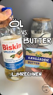 Öl vs. Butter – das solltest du beachten
‼️Faustregel Butter in Öl umrechnen:
100 g Butter = 80 ml Öl
Buttermenge mit 0,8 multiplizieren.

➡️Beispiele:
125 g Butter → 100 ml Öl
150 g Butter → 120 ml Öl
200 g Butter → 160 ml Öl
250 g Butter → 200 ml Öl
 
‼️Wenn du Öl in Butter umrechnen möchtest, gilt die umgekehrte Faustregel:
100 ml Öl ≈ 125 g Butter
Ölmenge × 1,25 = Buttermenge

80 ml Öl → 100 g Butter
100 ml Öl → 125 g Butter
120 ml Öl → 150 g Butter
160 ml Öl → 200 g Butter
200 ml Öl → 250 g Butter
 
☝🏼Butter besteht nur zu etwa 80 % aus Fett, der Rest ist Wasser und Milcheiweiß.
☝🏼Öl besteht dagegen nahezu zu 100 % aus Fett.
➡️Deshalb benötigt man von Butter mehr Gewicht als von Öl.
 
❓Welches Öl?
➡️Neutrale Öle wie Rapsöl oder Sonnenblumenöl eignen sich am besten.
➡️Olivenöl nur, wenn der Geschmack dazu passt.
☝🏼Es gibt auch schon Öle mit Buttergeschmack – wie ich es hier habe von Biskin
 
‼️Unterschied in Konsistenz & Geschmacke:
➡️Mit Öl wird der Kuchen oft saftiger und bleibt länger frisch.
➡️Butter gibt etwas mehr Aroma.
 
‼️Wenn du Butter durch Öl ersetzt (und umgekehrt), wird der Teig etwas anders zubereitet, weil Öl nicht wie Butter aufgeschlagen werden kann.

So gehst du vor:
➡️Eier, Zucker und eventuell Vanillezucker schaumig schlagen.
➡️Das Öl langsam unter Rühren einlaufen lassen.
Milch, Joghurt oder andere Flüssigkeiten zugeben (falls im Rezept enthalten).
➡️Mehl, Backpulver usw. kurz unterrühren.

Statt z.B.
🥄200 g weiche Butter
🥄200 g Zucker
➡️die Butter mit Zucker cremig zu schlagen,
‼️machst du:
🥄160 ml Öl
🥄200 g Zucker
➡️Eier schaumig schlagen
➡️Öl langsam einrühren
 
➡️Für Rührkuchen, Zitronenkuchen, Marmorkuchen oder Nusskuchen funktioniert der Austausch besonders gut.
➡️Bei Rezepten, bei denen die Butter für die lockere Struktur wichtig ist (z.B. Pound Cake), kann die Konsistenz etwas anders werden.

Lust auf mehr Infos & Rezepte?
Dann einfach folgen! 😃
Ich freue mich auf dich 🤗

#butter #öl #backen #tipp #einfacherezepte