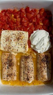 Lachs Feta Tomaten Paste
Absolut unkompliziert und lecker!
Für 3 Personen habe ich folgende genommen:
🥄375 g Wildlachs
🥄400 g Mini Rispen Tomaten 
🥄1 Feta
🥄Knofi-Zehen 
🥄etwas Öl
🥄Avocado Topping

🔥200 Grad O/U-Hitze
⏰30 min

🥄1 Becher Creme Fraiche Light 
🥄etwas Zitronensaft 
🥄frischer, gehackter Dill

Super easy gemacht ohne langes am Herd stehen.
Abspeichern, ausprobieren, Liken ❤️
Ach ja: Folgen nicht vergessen, um kein Rezept zu verpassen!

#lachs #lachspasta #ofenlachs #foodie #foodporn 

🥄 300 Nudeln nach Anleitung gekocht
