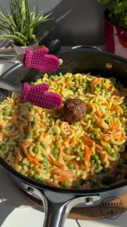 One Pan - Easy und lecker - Wikinker Style (was auch immer die Wikinger damit zutun haben 🤣€

Bereite zuerst die Hackbällchen vor, wenn du sie im Ofen machen möchtest. Wenn du sie in der Pfanne machst, können sie auch parallel brutzeln.
Die fertigen Hackbällchen gibst du nachher einfach auf deine zubereiteten Nudeln.

🛒Zutaten für 4 Personen
🥣Hackbällchen
🥄800 g Hackleisch
🥄1 Ei
🥄1 Zwiebel fein gewürfelt
🥄2-3 EL Semmelbrösel
🥄1 TL Salz
🥄1 Prise Pfeffer
🥄1 TL Hackgewürze nach Wahl
➡️alles vermischen und zu Bällchen formen
➡️in einer Pfanne braten oder auf dem Ofenzauberer PLUS bei 200° im Backofen für 20 min

🥣 Nudeln & Gemüse-Pfanne
🥄300 g Hörnchennudeln
🥄350 g Wasser
🥄300 g Cremafine
🥄300 g TK-Erbsen
🥄300 g Möhren gestiftet
🥄1 geh. TL Gemüse-Brühepulver
🥄1/2 TL Paprika Edelsüß
🥄1/2 TL Knoblauchpulver
🥄1 TL Zwiebel gefiergetrocket oder 1 frische Zwiebel in feine Würfel
🥄1/2 TL Pfeffer gemahlen

🥄300 g Schmelkäse Kräuter (Milkana z.B.)

➡️ alles bis auf den Schmelkäse in eine Pfanne geben
🔥 alles mit Deckel erst auf großer Stufe zum Kochen bringen
⏰ ca. 15 min köcheln lasse, ab und zu umrühren, bis die Nudeln gar sind
➡️ Schmelkäse unterrühren

Ich freue mich über ein ❤️.
Speichern 💾 nicht vergessen!
Mehr leckere 🤤 Rezepte? Dann folge mir gerne 😉

#onepanmeal #einfacherezepte #easyrecipes #schnellerezepte #fastrecipes