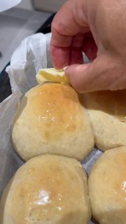 Sauerteig Brioche 
Komplett per Hand geknetet 🥵 so 30 Minuten. Keine Sorge, die Beschreibung erklärt es mit Knetmaschine.
Aber hier in dem Ferienhaus gibt’s da nix adäquates. Erspart das Fitnessstudio sag ich euch.
Mein Sauerteig geht hier auch gut ab 😄.

400 gWeizenmehl Type 550
2 Eier
120 g Milch
100 g aktiver Sauerteig
30 g Zucker
9 g Salz
125 g weiche Butter (erst am Ende unterkneten)

➡️Ei, Milch & 100g aktiver Sauerteig in der Schüssel verquirlen
➡️Mehl, Zucker zugeben und für 3 Minuten auf langsamer, dann 10 Minuten auf mittlerer Stufe kneten
➡️Salz zugeben und dann nach und nach die Butter in Stücken zum Teig geben und kneten bis sie vollständig aufgenommen ist ca. 15 min

➡️Den Teig abdecken und bei Raumtemperatur im Volumen mindestens verdoppeln lassen (ca. 6 Std. Dabei nach 30,60, 90 min Dehnen & Falten)
➡️Teig in 12 gleich große Stück teilen und diese jeweils rund schleifen
➡️In eine gefettete oder mit Backpapier ausgelegte Formen setzen.
➡️noch mal 90-120 min gehen lassen 
🔥Ofen 30 min vorheizen auf 220 Grad O/U-Hitze
➡️wer mag kann die Teiglinge mit Ei-Milch-Gemisch bestreichen-hab ich mir geschenkt 
➡️in den Ofen schieben-unterer Schiene und Hitze auf 180 Grad reduzieren 
⏰ca. 40-45 Minuten backen, bis sie anfangen braun zu werden 
➡️Herausnehmen und mit Butter bestreichen 
➡️abkühlen lassen 

Sie sind soooo fluffig geworden! Echt Hammer!
Waren ratzifatzi aufgegessen. So frisch schmecken sie auch einfach am besten.

Viel Spaß beim Nachbacken.
Folge gerne für mehr Rezepte aus dem realen Leben!
Keine KI - kein Fake 🥸! Hier wird noch mit Liebe gebacken.

#brioches #sauerteigbrioche #foodie #handmade #sourdough