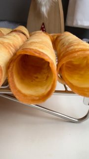 *Werbung wegen Markierung
Ich mache Eiserkuchen immer in der Adventszeit. Sie sind auch als Neujahrshörnchen bekannt. Die Familie bevorzugt die Rollenform - so kann man von beiden Seiten Sahne, Pudding, Eis,… oder was auch immer füllen. Die Hörnchenform hat sich bei uns nicht durchgesetzt 😂
Einen Tag vorher setze ich bereits das Kandis-Wasser an:
❤️150 g weißer Kandis
❤️200 g heißes Wasser 

Heute habe ich da dann noch mal den Mixstab reingehalten, damit der restliche Kandis sich auch zerkleinert, der sich nicht aufgelöst hat 

❤️175 g weiche Butter mit
❤️1 Ei solange mit dem Handmixer aufschlagen, bis eine weißliche Creme entsteht (dauert ein paar Minuten)
Dann
❤️200 g Mehl abwechselnd mit dem
❤️Kandiswasser unterrühren 

👉🏼 30 min stehen lassen, da es nachdickt 
👉🏼ggf. noch Wasser unterrühren, so dass ein dünner, zähflüssiger Teig entsteht (ist etwas dünner als Waffelteig)
👉🏼Löffelweise im Hörncheneisen (ich habe das Saga von @wilfa_de ) auf Stufe 4,5 ausbacken (der Teig wird eher dünn im Eisen verteilt und braun ausgebacken, damit die Röllchen kross bleiben - man findet sein persönliches Maß und Backzeit 😉)
👉🏼 sofort aufrollen (ich habe einen Holzstab mit Küchenkrepp und Alufolie umwickelt) oder zu einem Hörnchen drehen (es gibt extra Hörnchenformen für sowas)
👉🏼auf einem Gitter komplett auskühlen lassen 
👉🏼in einer Blechdose mit Deckel trocken lagern 

Viel Spaß beim Nachbacken 🤎
Gerne Liken, Speichern, Teilen 😃

Womit würdest du die Röllchen füllen?

#eiserkuchen #hörnchen #waffelhörnchen #neujahrshörnchen #tradition #familientradition #adventszeit #backen #wilfa