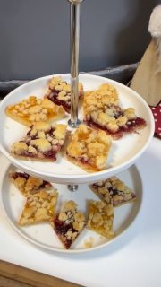 Was als Kuchen geht, geht auch als Plätzchen. Garantiert!
Wer mag keinen Streuselkuchen? Wir jedenfalls sind echte Fans. Daher gibt es jetzt das Ganze als Plätzchen.
Das Obst wird durch Marmelade ersetzt, der Haltbarkeit wegen.
Da hier nix ausgestochen werden muss, sind diese Streuselplätzchen super schnell und easy zubereitet.
In der Wahl der Marmelade bist du völlig frei! Es empfiehlt sich jedoch passierte Marmelade oder Gelee zu nehmen – lässt sich besser schneiden.
Ich habe folgendes für den Teig genommen:
 
❤️125 g Marzipan (gerieben)
❤️400 g Mehl
❤️150 g Zucker
❤️1 TL Vanilleextrakt
❤️1 Ei
❤️200 g weiche Butter
❤️1 Prise Salz
 
👉Alles zu einem Streuselteig verkneten.
👉2/3 davon habe ich auf den leicht gefetteten und bemehlten James ausgerollt.
👉Darauf habe ich die Marmelade verstrichen (in Summe 1 Glas Marmelade würde ich schätzen – ich habe halb Aprikose und halb Wildpreisselbeere genommen)
👉Das restliche Drittel habe ich in kleinen Streuseln darüber verteilt
👉Den Ofen auf 175 Grad Ober-Unterhitze vorheizen und ca. 15-20 min auf einem Gitter unterste Schiene backen. Einfach im Blick behalten das Ganze. 👉Wenn die Streusel und der Rand braun werden, sind die Streuselplätzchen gut.
👉Auf dem James auskühlen lassen und dann in kleine Rauten schneiden.
👉Wer mag, kann es auch noch mit Puderzucker bestäuben für die Optik. Ist uns aber dann zu süß. Ohne Puderzucker sind sie für uns perfekt.
👉Du kannst die Kekse in einer Blechdose 2-3 Wochen lagern.
 
Viel Spaß beim Ausprobieren und Nachbacken 😉
Gleich abspeichern und liken ❤️.
👉 Neugierig geworden auf den James /Teigroller oder Streufix ? dann schreibe mir gerne eine DM für mehr Infos.
👉 Möchtest du gleich losshoppen? Du findest den Link zu meinem Shop in meiner Bio – oder schreibe mir und ich schicke dir den Link persönlich.
👉 Hast du Fragen? Dann melde dich sehr gerne bei mir. 💌

#einfacherezepte #easyrecipes #soulfood #backen #easy #marmeladenkekse #jamcookies #streuselplätzchen