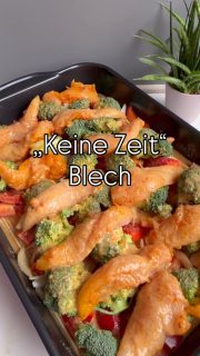 Ich hatte heute keine Zeit am Herd zu stehen.
Ein Viertelstündchen zum Schnibbeln & Rühren war aber über.
Da habe ich fix die rechteckige Brilliance Form wie folgt gefüllt (in der genannten Reihenfolge hab ich das Ganze auch in die Auflaufform gegeben):
 
🥄2 Große Möhren gestiftet
🥄250 g Asia-Nudeln z. B. Mie oder Ramen
🥄2 rote Paprika in grobe Würfel
🥄2 Charlotten zu Halbmonden
🥄1 Röschen von einem Brokkoli
🥄400 g Hähnchen-Innenfilets mariniert in etqa Öl mit Curry & Paprika edelsüß
 
Für die Sauce rührst du folgendes zusammen:
🥄600 ml Gemüsebrühe (heiß, dann löst sich Paste & Tomatenmark besser auf)
🥄50 g Currypaste gelb
🥄50 g Tomatenmark
🥄90 g Erdnussbutter
🥄200 g Kokosmilch
🥄150 g Creme Fraîche
 
Die Sauce verteilst du über alles.
Backofen auf 200 Grad O/U-Hitze vorheizen.
Dann die Form in den Ofen geben. Zwischendurch mal umrühren, damit die Rahmen nicht zu sehr zusammen kleben.
Nach 35-40 min sollte alles gar sein.

Falls du diese tolle Form näher kennenlernen möchtest, dann kommentiere gerne mit „Form“ oder schreibe mir eine Nachricht 📨

Unbedingt speichern und nachbacken.

#auflauf #onepanmeal #einfacherezepte #schnellesessen #easyrecipes